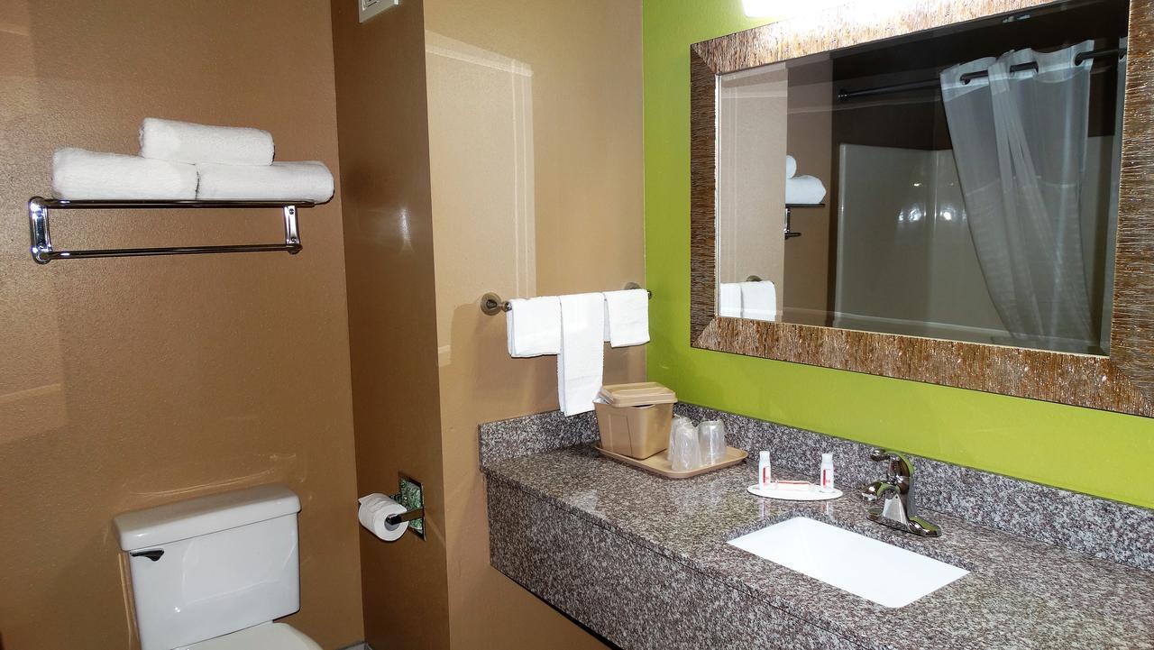 Claxton Oak Tree Inn & Suites מראה חיצוני תמונה
